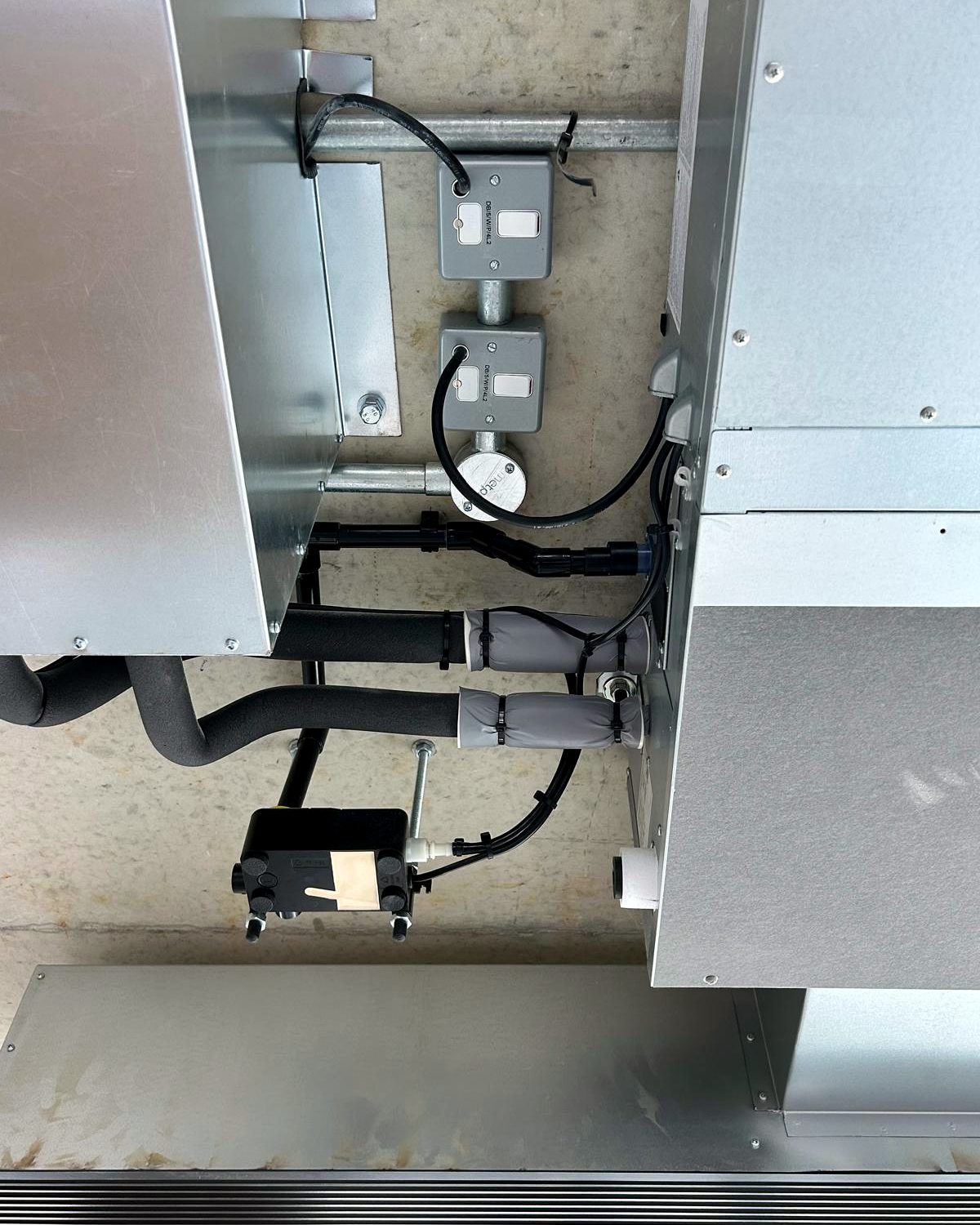 Commercial office air conditioning installation with ceiling cassettes
