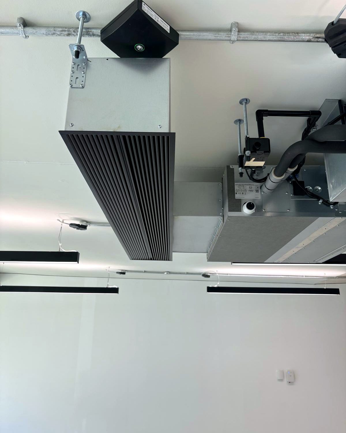 Cassette air conditioning unit installed in a ceiling